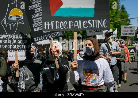 Portland, Stati Uniti. 11 Maggio 2021. Circa un centinaio di persone hanno manifestato a nome della Palestina vicino a Portland, il municipio dell'Oregon, il 11 maggio 2021. (Foto di John Rudoff/Sipa USA) Credit: Sipa USA/Alamy Live News Foto Stock