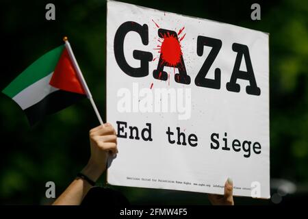 Portland, Stati Uniti. 11 Maggio 2021. Circa un centinaio di persone hanno manifestato a nome della Palestina vicino a Portland, il municipio dell'Oregon, il 11 maggio 2021. (Foto di John Rudoff/Sipa USA) Credit: Sipa USA/Alamy Live News Foto Stock