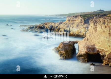 Litorale roccioso al largo dell'oceano Pacifico nel Montana de Oro state Park, California Central Coast. Paesaggio marino, esposizione lunga Foto Stock