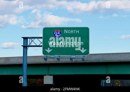 Un cartello stradale sull'Interstate 95 in Virginia (USA) mostra la strada verso il centro di Washington, D.C., per i viaggiatori diretti a nord sull'affollata interstate. Foto Stock