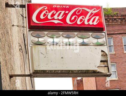 Vecchio segno di Pepsi cola su un edificio ad angolo a Welch WV USA Foto Stock