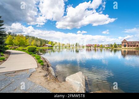 Riverstone parco pubblico e lago durante la primavera nello sviluppo commerciale Riverstone nel centro di Coeur d'Alene, Idaho, Stati Uniti Foto Stock