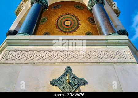 Piazza Sultanahmet e antica fontana pubblica stabilita dall'ottomano periodo impero con magnifiche incisioni e dipinti chiamati come tedesco Foto Stock