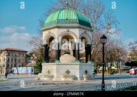 Piazza Sultanahmet e antica fontana pubblica stabilita dall'ottomano periodo impero con magnifiche incisioni e dipinti chiamati come tedesco Foto Stock