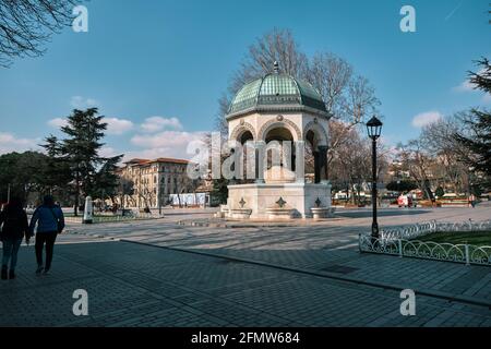 Piazza Sultanahmet e antica fontana pubblica stabilita dall'ottomano periodo impero con magnifiche incisioni e dipinti chiamati come tedesco Foto Stock