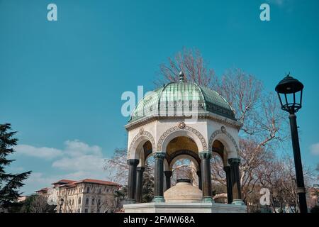 Piazza Sultanahmet e antica fontana pubblica stabilita dall'ottomano periodo impero con magnifiche incisioni e dipinti chiamati come tedesco Foto Stock