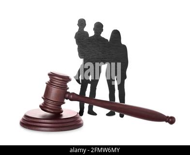 Figure di famiglia e gavel del giudice su sfondo bianco Foto Stock