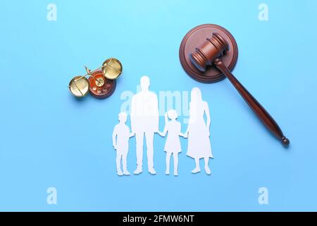 Le figure di famiglia con il gavel del giudice e la giustizia scala sul colore sfondo Foto Stock