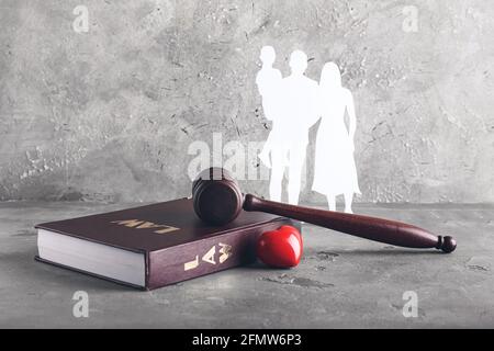 Figure di famiglia con il gavel e il cuore del giudice su sfondo grunge Foto Stock