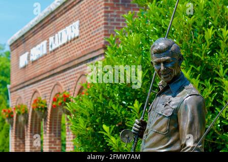 Mount Airy, North Carolina, USA - 5 luglio 2020: Primo piano di una statua in bronzo di 'Sheriff Andy' del popolare programma televisivo 'The Andy Griffith Show'. Foto Stock