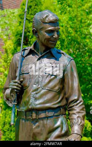 Mount Airy, North Carolina, USA - 5 luglio 2020: Primo piano di una statua in bronzo di 'Sheriff Andy' del popolare programma televisivo 'The Andy Griffith Show'. Foto Stock