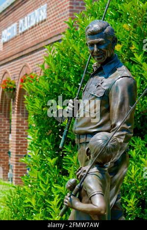 Mount Airy, North Carolina, USA - 5 luglio 2020: Una statua in bronzo commemora 'Sheriff Andy e Opie Taylor' del popolare 'The Andy Griffith Show'. Foto Stock