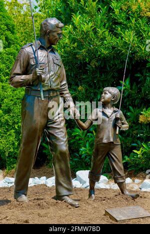 Mount Airy, North Carolina, USA - 5 luglio 2020: Una statua in bronzo commemora 'Sheriff Andy e Opie Taylor' del popolare 'The Andy Griffith Show'. Foto Stock