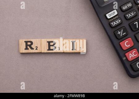 Assam, india - 30 Marzo 2021 : Word RBI scritto sull'immagine stock dei cubi di legno. Foto Stock