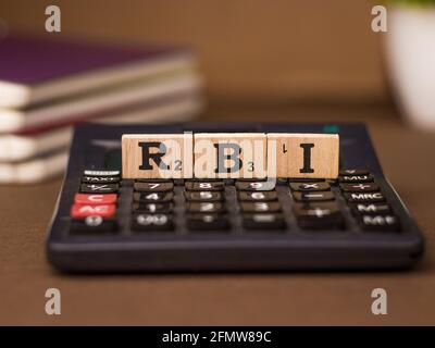 Assam, india - 30 Marzo 2021 : Word RBI scritto sull'immagine stock dei cubi di legno. Foto Stock