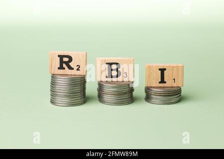 Assam, india - 30 Marzo 2021 : Word RBI scritto sull'immagine stock dei cubi di legno. Foto Stock