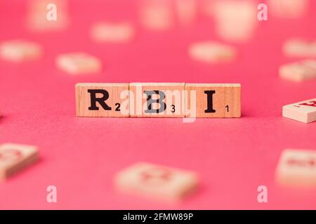 Assam, india - 30 Marzo 2021 : Word RBI scritto sull'immagine stock dei cubi di legno. Foto Stock