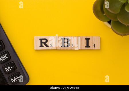 Assam, india - 30 Marzo 2021 : Word RBI scritto sull'immagine stock dei cubi di legno. Foto Stock