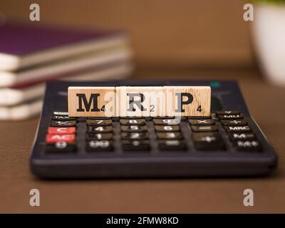 Assam, india - 30 Marzo 2021 : Word MRP scritto su immagine stock di cubi di legno. Foto Stock