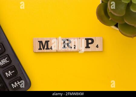 Assam, india - 30 Marzo 2021 : Word MRP scritto su immagine stock di cubi di legno. Foto Stock