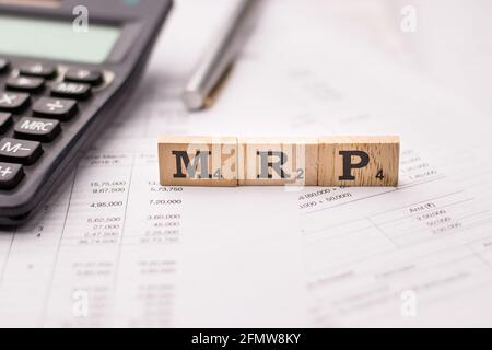 Assam, india - 30 Marzo 2021 : Word MRP scritto su immagine stock di cubi di legno. Foto Stock