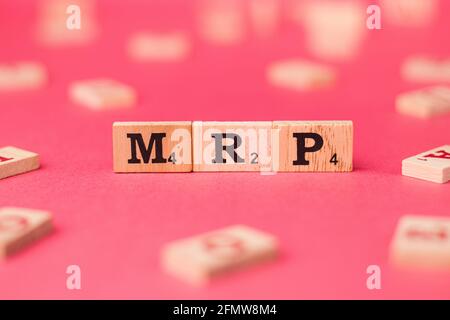 Assam, india - 30 Marzo 2021 : Word MRP scritto su immagine stock di cubi di legno. Foto Stock