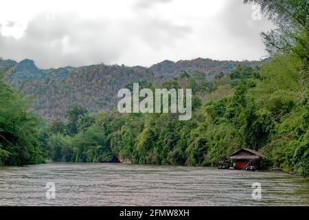 Kanchanaburi, Tailandia, Apr 14 2017. Lonely Jungle Raft capanna vicino Kaw noi fiume sotto la montagna Foto Stock