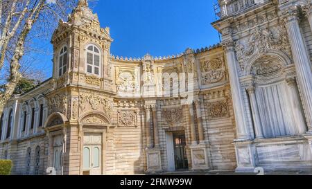 Porta d'ingresso interna e porta del palazzo Dolmabahce stabilito durante l'impero ottomano da architettura barocca grandi dettagli. Foto Stock