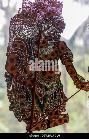 Carattere di Wayang Kulit, teatro tradizionale indonesiano di marionette-ombra. Foto Stock