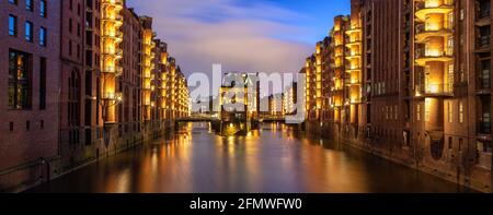 Amburgo Castello di Wasserschloss Speicherstadt vista panoramica di notte in Germania riferimento anatomico Foto Stock