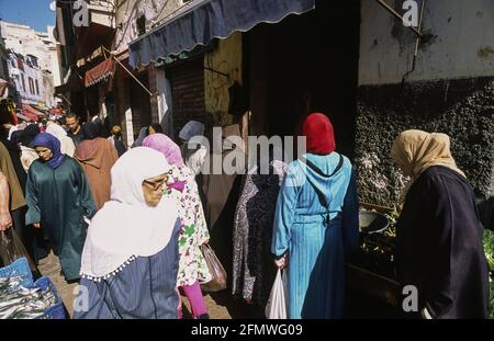 07.11.2010, Casablanca, Marocco, Africa - Donna passeggiata attraverso i vicoli stretti nella medina della città vecchia (Ancienne Medina) e negozio di generi alimentari. Foto Stock