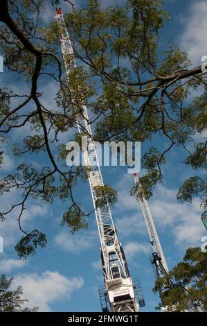 Gru di grandi dimensioni che lavorano nel cantiere per un'assistenza di 9 piani e sviluppo medico, South Caulfield, Melbourne, Australia Foto Stock