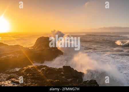 Vista dal capo Dyrholaey, Islanda. Stormy sunrise Foto Stock