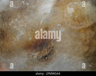 Macchie marroni sulla superficie argentata che ha graffi bianchi, segni di bruciatura e effetto Scratch, grigio astratto grunge sfondo metallico e texture Foto Stock