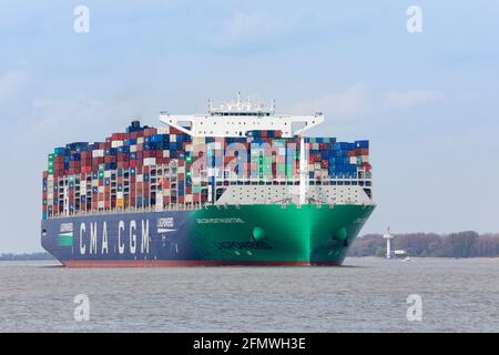 Stade, Germania – 8 maggio 2021: CMA CGM Montmartre, una delle più grandi navi portacontainer alimentate da gas naturale liquido, sul fiume Elba in direzione di Hambur Foto Stock