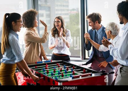 I colleghi tavolo da gioco a calcio per rompere. Foto Stock