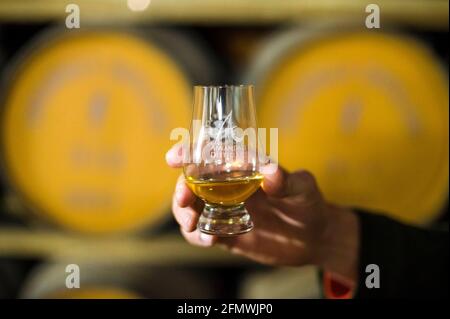 USO EDITORIALE SOLO UN bicchiere di Single Malt Scotch Whisky alla Distillery Annandale a Dumfries e Galloway, Scozia, come i proprietari aprono le loro porte agli ospiti Airbnb in visita alle Lowlands scozzesi. Data di emissione: Mercoledì 12 maggio 2021. Foto Stock