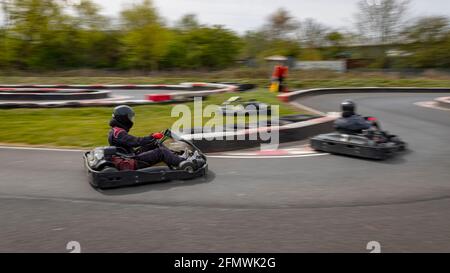 Un'immagine panoramica di un kart da corsa mentre si guida su una pista. Foto Stock