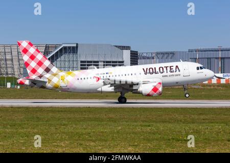 Amburgo, Germania - 20 aprile 2021: Volotea Airbus A319 aereo all'aeroporto Finkenwerder di Amburgo (XFW) in Germania. Foto Stock
