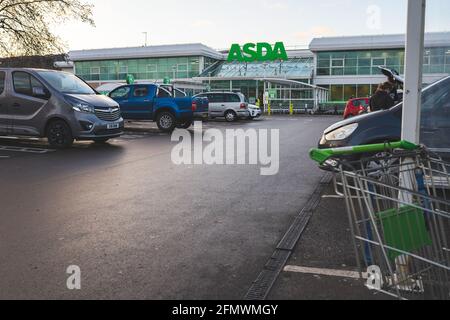 Ingresso al negozio Asda con logo, parcheggio Foto Stock