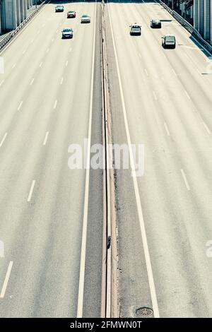 vista dall'alto della strada con traffico insufficiente a causa del pandemia Foto Stock