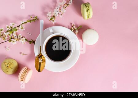 Composizione di still life piatta con biscotti macaron dessert Foto Stock