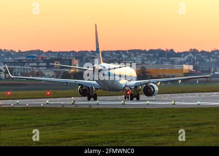 Stoccarda, Germania – 15. Ottobre 2017: KLM cityhopper Embraer 190 presso l'aeroporto di Stoccarda (Str) in Germania. Foto Stock