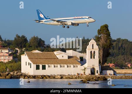 Corfù, Grecia – 13. Settembre 2017: Belavia Embraer 175 all'aeroporto di Corfù (CFU) in Grecia. Embraer è un costruttore di aeromobili con sede in Brasile. Foto Stock