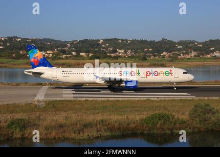 Corfù, Grecia – 13. Settembre 2017: Small Planet Airbus A321 all'aeroporto di Corfù (CFU) in Grecia. Airbus è un produttore di aeromobili di Tolosa, Franc Foto Stock