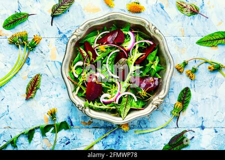 Insalata vegetariana verde a base di barbabietole e menu Greens.Vegan. Foto Stock