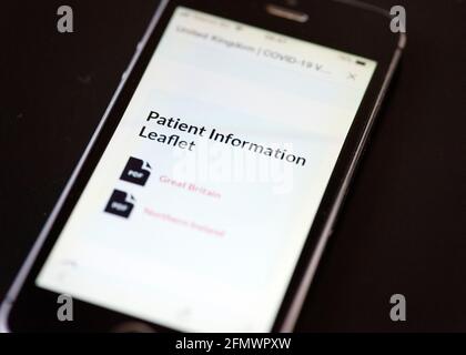 Vaccino Covid 19 e vaccinazione UK Concept. Moderna Vaccine app mobile e Patient Information Leaflet aperto nel browser 2021 in nero Foto Stock