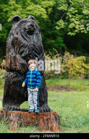 felice ragazzo in parco, bambino nel parco degli orsi. Concetto di vita dei bambini Foto Stock