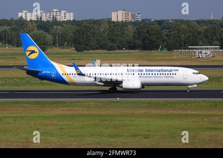 Berlino, Germania - 30. Agosto 2017: Ucraina International Boeing 737 all'aeroporto Tegel di Berlino (TXL) in Germania. Boeing è un costruttore di aeromobili basato Foto Stock