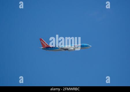 Un Boeing Sunwing Airlines da 737 KB in volo Foto Stock